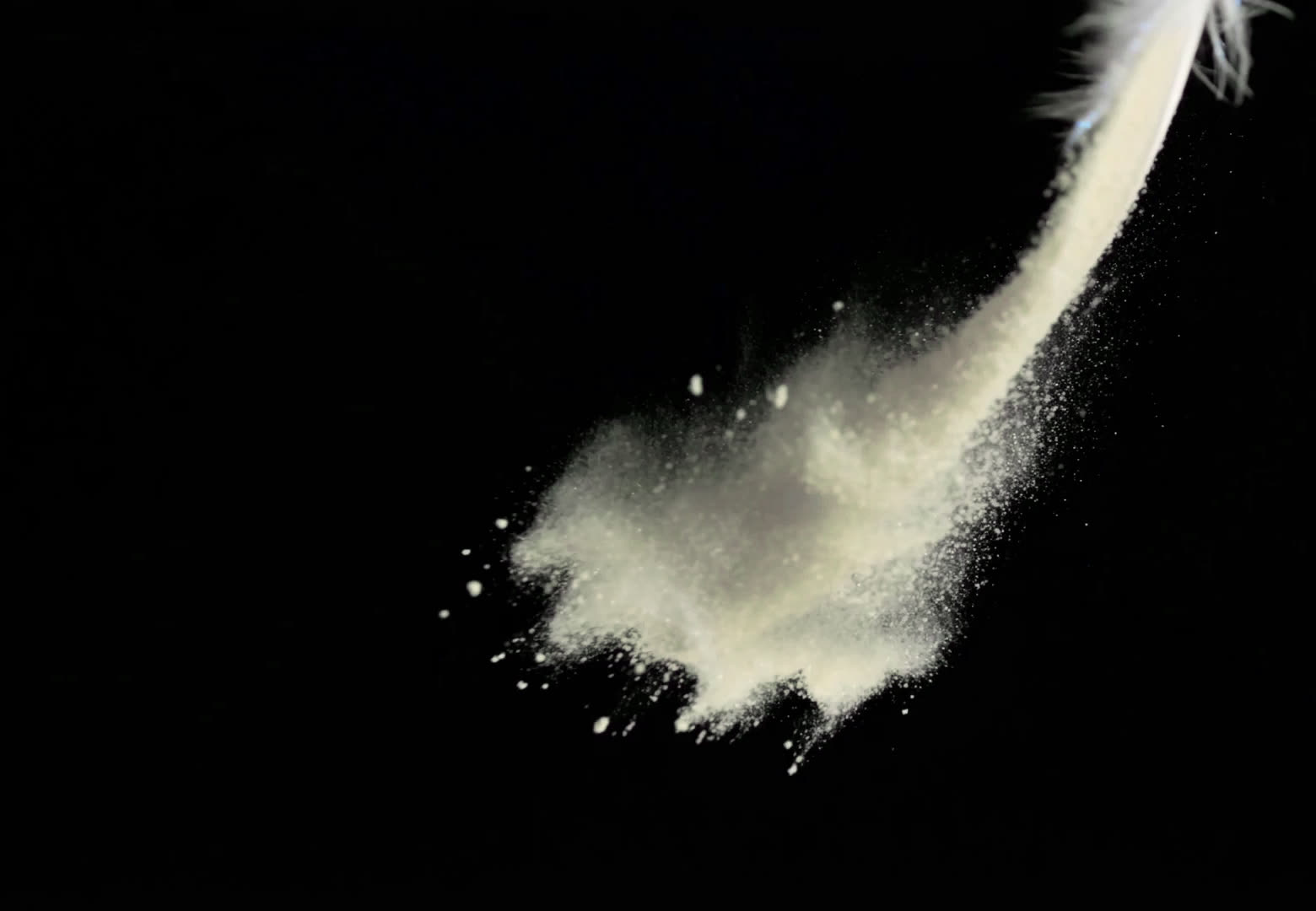 Wolke aus pulverförmigem Proteinhydrolysat auf schwarzem Grund